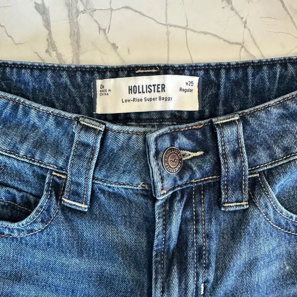 Hollister Low-Rise Supper Baggy Jeans Size 0R - Picture 5 of 5
